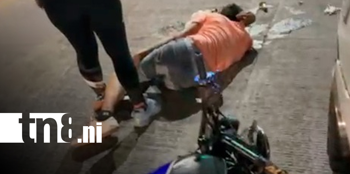 Foto: Accidente de motociclista deja cervezas esparcidas en Managua/TN8