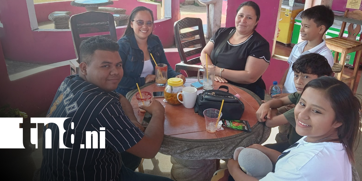 Foto: Familias disfrutan la naturaleza y los paisajes en los miradores de El Crucero/TN8