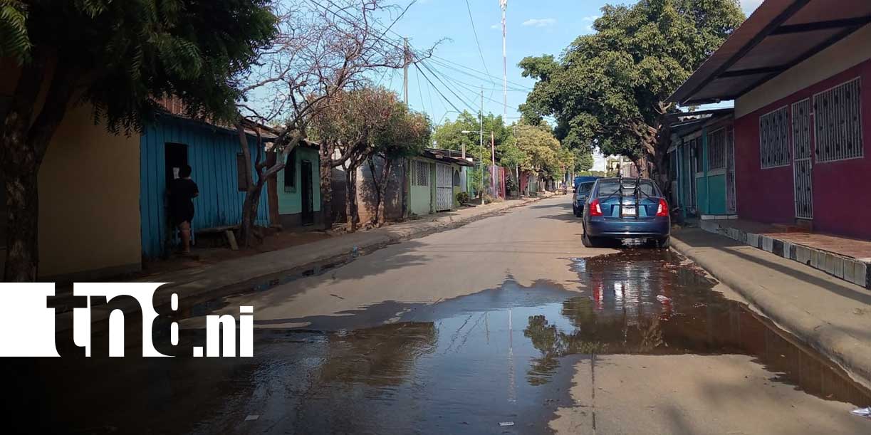 Foto: Pobladores hacen el llamado por fuga de agua en barrio Carlos Marx de Managua/TN8