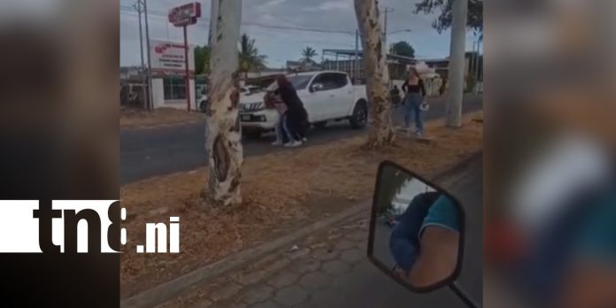 Foto: Mujer frustra intento de robo y somete a presunto delincuente en Managua/TN8