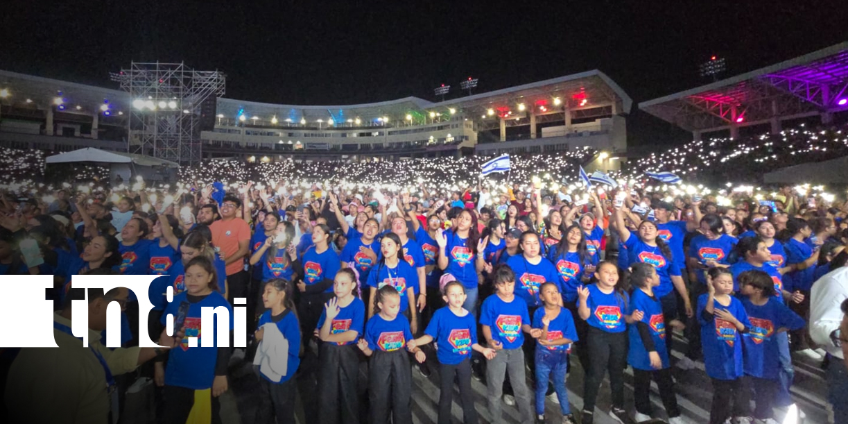 Foto: Más de 20 mil jóvenes participan en noche de fe y adoración en el Estadio Soberanía/TN8