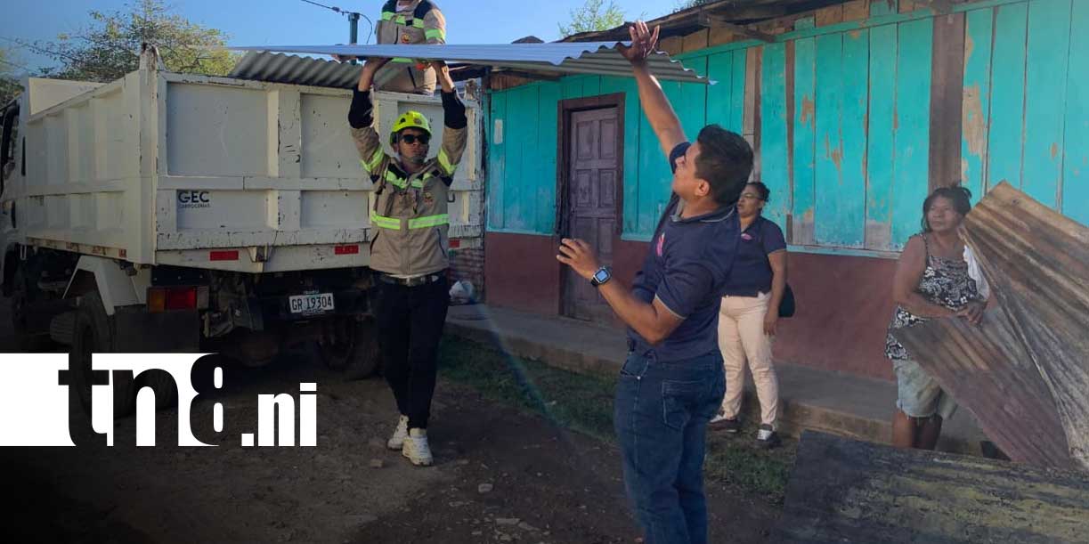 Foto: Autoridades visitan a Luisa Ramírez tras incendio que destruyó su vivienda en Granada/ TN8