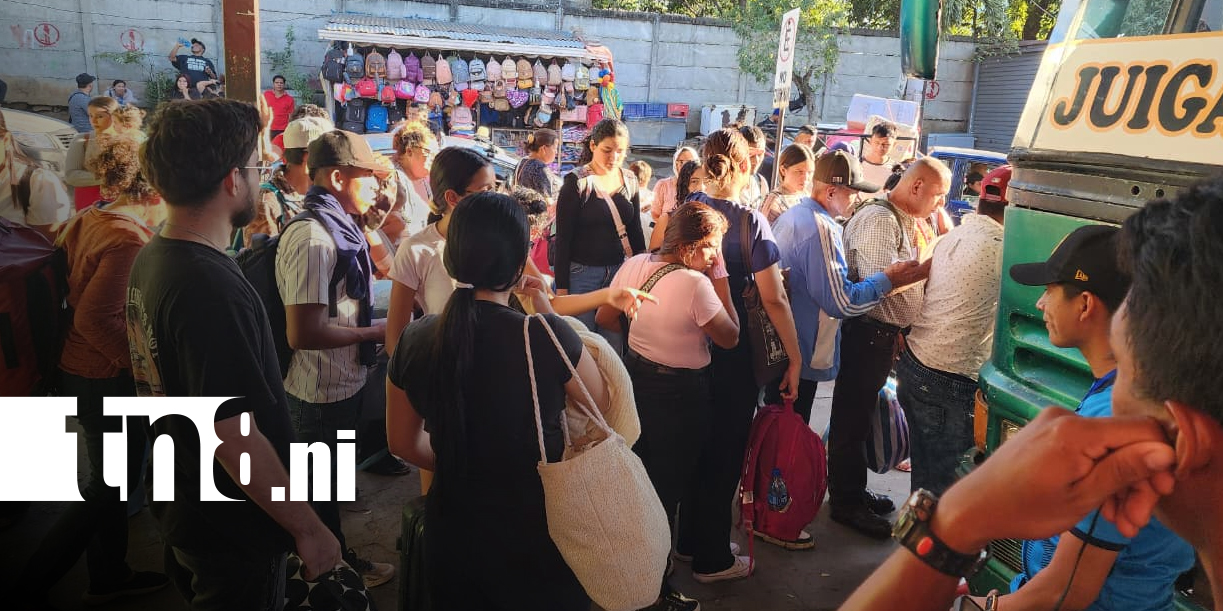 Foto: Familias listas para viajar a los distintos departamentos del país desde la terminal El Mayoreo/TN8