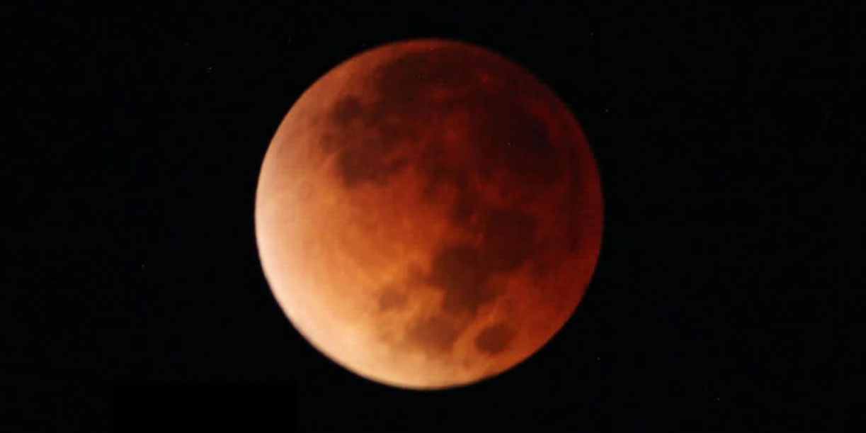 Foto: Cerro Negro brilla bajo la Luna de Sangre/ Cortesía