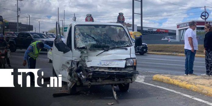 2 Foto: Fuerte colisión deja a persona prensada en la carretera a Masaya / TN8