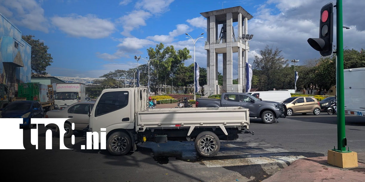 Foto: Accidente en Managua: camiónsito se pasa semáforo y causa fuerte choque/TN8
