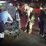 Foto: Voraz incendio reduce a cenizas taxi y deja a conductor sin sustento/TN8