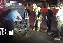 Foto: Voraz incendio reduce a cenizas taxi y deja a conductor sin sustento/TN8