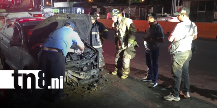 Foto: Voraz incendio reduce a cenizas taxi y deja a conductor sin sustento/TN8