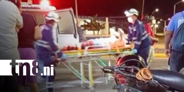 Foto: Accidente de motociclista deja cervezas esparcidas en Managua/TN8