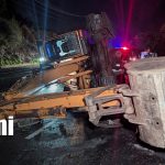 Foto: Retroexcavadora vuelca en la Carretera Sur y provoca afectaciones en el tránsito/TN8