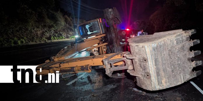 Foto: Retroexcavadora vuelca en la Carretera Sur y provoca afectaciones en el tránsito/TN8