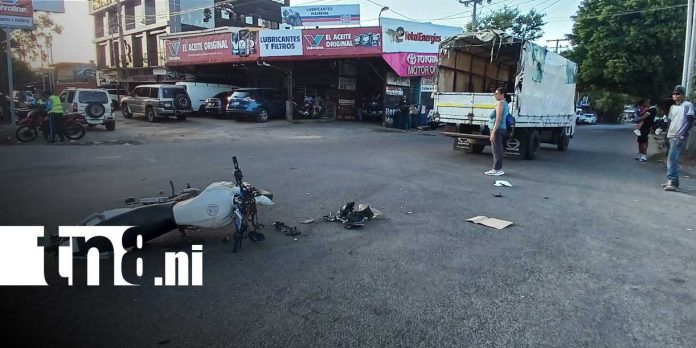 Foto: Colisión entre moto y camión deja un herido en Managua/TN8 Foto: Colisión entre moto y camión deja un herido en Managua/TN8