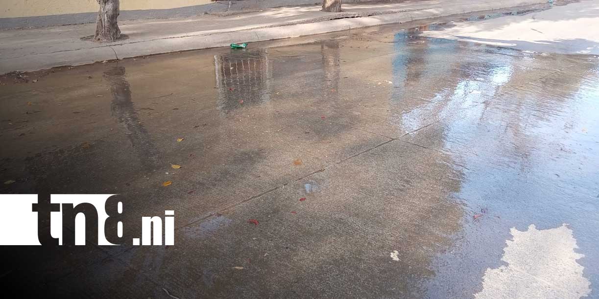 Foto: Pobladores hacen el llamado por fuga de agua en barrio Carlos Marx de Managua/TN8