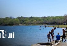Foto: Familias disfrutan las aguas de Xiloá / TN8