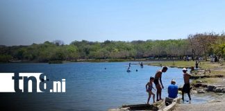 Foto: Familias disfrutan las aguas de Xiloá / TN8