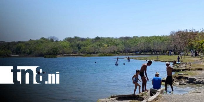 Foto: Familias disfrutan las aguas de Xiloá / TN8