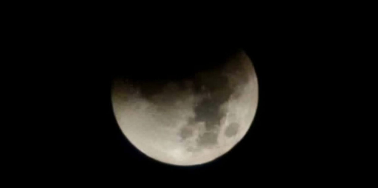 Foto: Cerro Negro brilla bajo la Luna de Sangre/ Cortesía