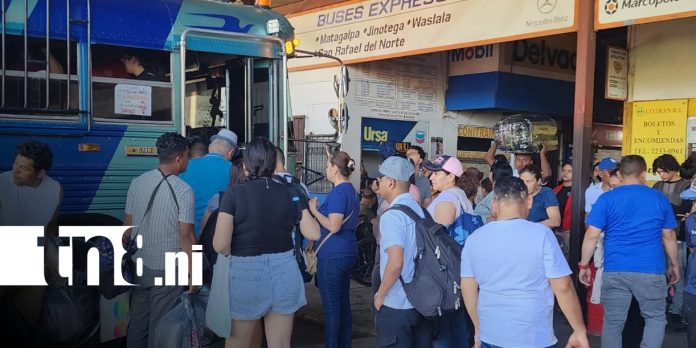 Foto: Familias listas para viajar a los distintos departamentos del país desde la terminal El Mayoreo/TN8