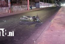 Peatón es embestida por motocicleta en la peligrosa marginal del km 6 Ctra. Norte Foto: Peatón es embestida por motocicleta en la peligrosa marginal del km 6 Ctra. Norte/TN8