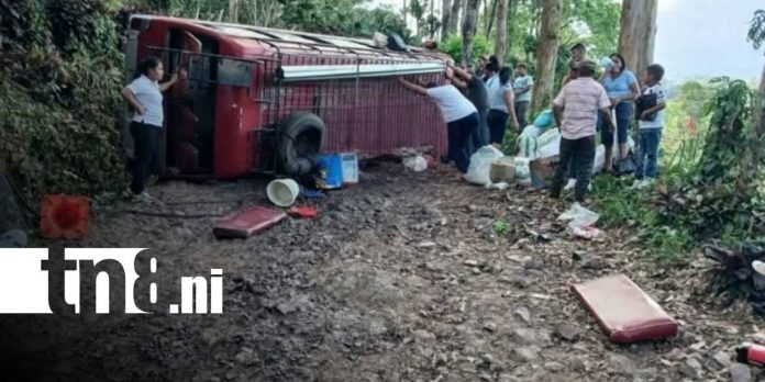 Foto: Accidente en Matagalpa deja una mujer muerta en microbús/TN8 Foto: Accidente en Matagalpa deja una mujer muerta en microbús/TN8