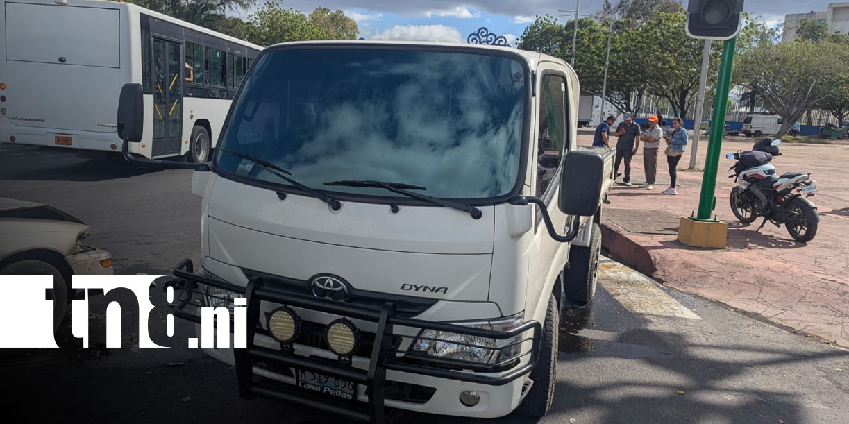 Foto: Accidente en Managua: camiónsito se pasa semáforo y causa fuerte choque/TN8
