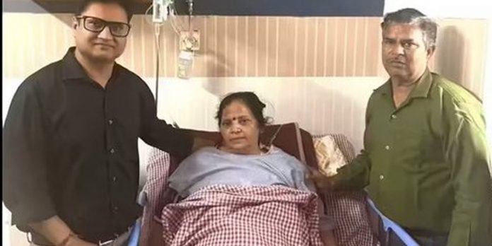 Foto:  Mujer en la India recupera signos vitales/Cortesía