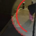 Captada arrojando tierra de panteón a dos negocios (VIDEO) Foto: Video muestra a mujer esparciendo tierra de panteón en negocios /Cortesía