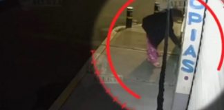 Foto: Video muestra a mujer esparciendo tierra de panteón en negocios /Cortesía