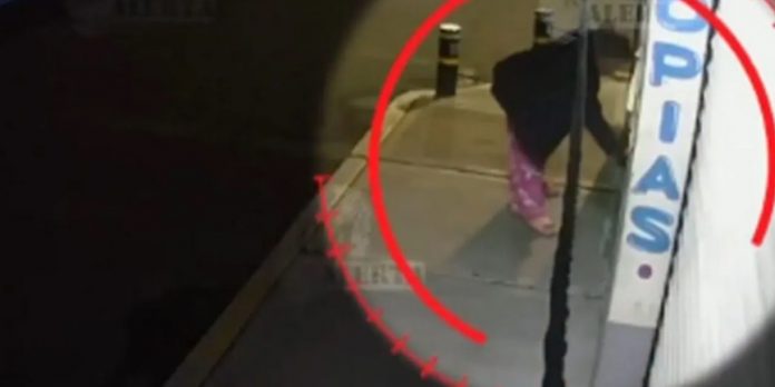 Foto: Video muestra a mujer esparciendo tierra de panteón en negocios /Cortesía Foto: Video muestra a mujer esparciendo tierra de panteón en negocios /Cortesía