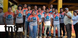 Foto: Entrega de uniformes al equipo de baloncesto en Pescadores del Caribe Norte / TN8