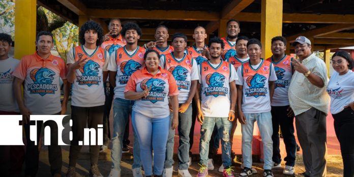 Foto: Entrega de uniformes al equipo de baloncesto en Pescadores del Caribe Norte / TN8