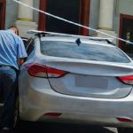 Foto: Taxista captado en Masaya orinando en la vía pública