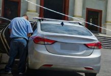 Foto: Taxista captado en Masaya orinando en la vía pública