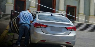 Foto: Taxista captado en Masaya orinando en la vía pública
