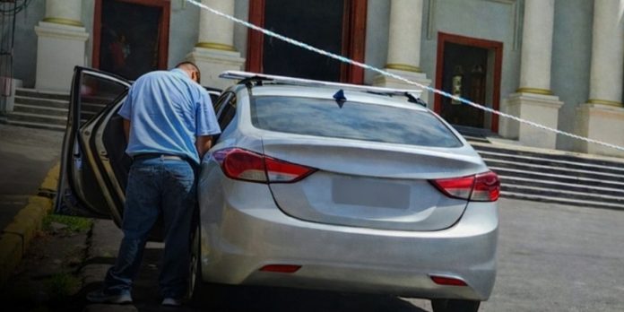 Foto: Taxista captado en Masaya orinando en la vía pública
