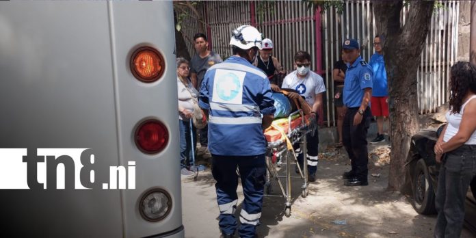 Foto: conductora pierde el control y atropella a mujer en Managua/Cortesía