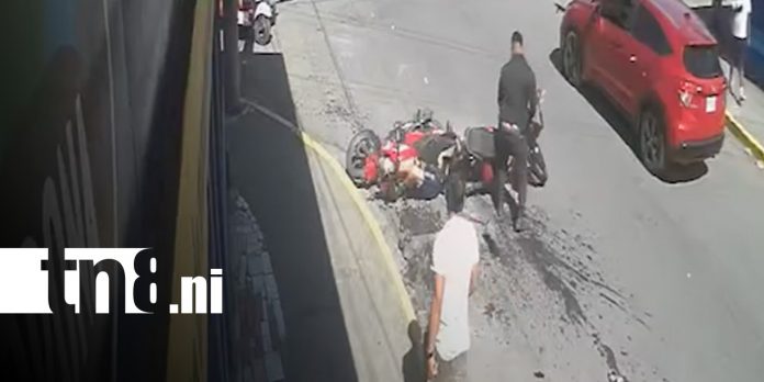 Foto: Fuerte choque en Ciudad Sandino con dos motociclistas / TN8
