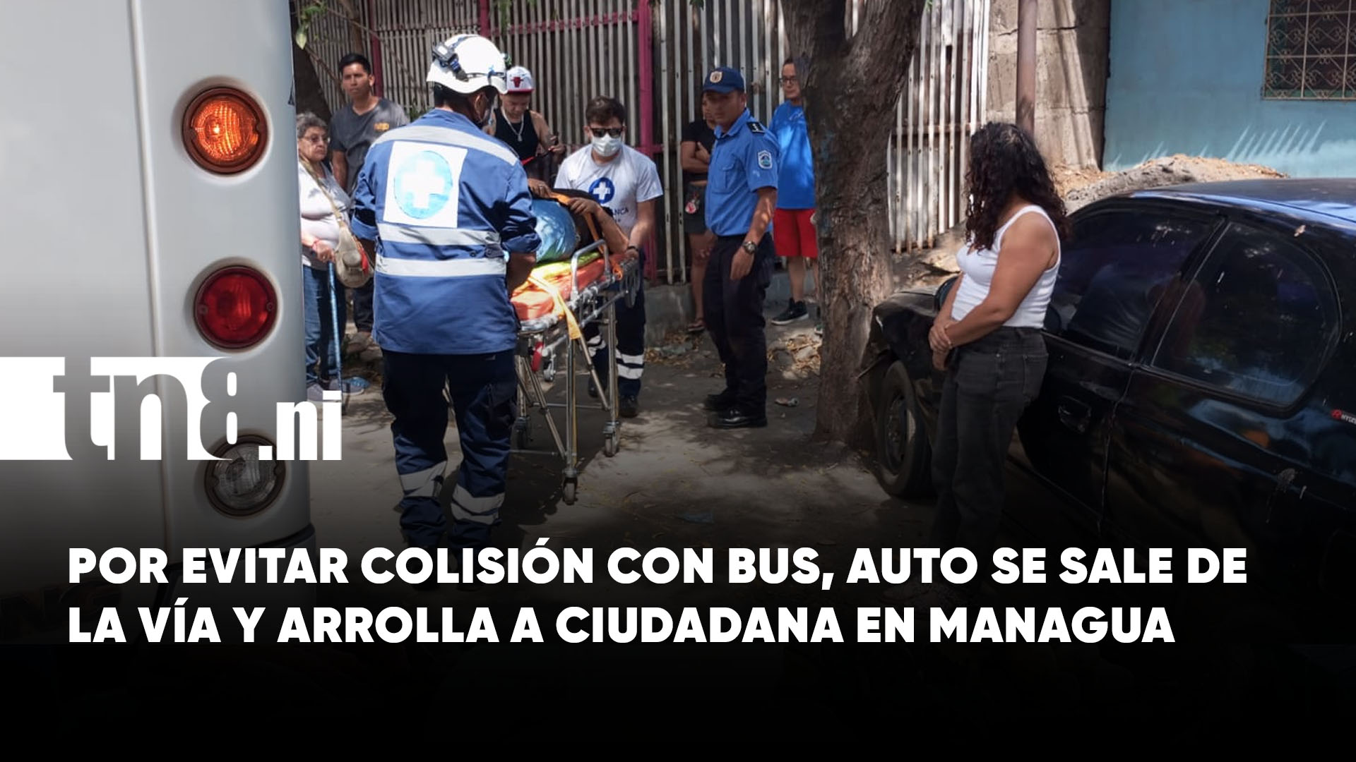 Segundos de pánico: conductora pierde el control y atropella a peatona ...