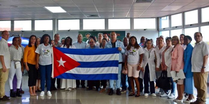 Foto: Médicos cubanos regresan a su país /Cortesía