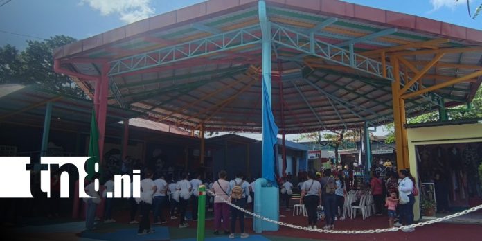 Foto: Inauguran obra de techado en plazoleta del mercado Roger Deshon en San Judas / TN8