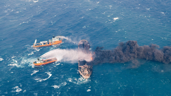 Foto:Submarino estadounidense impacta fragata iraní/Cortesía