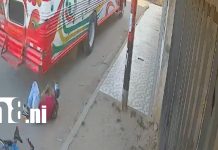 Ciclista sobrevive de milagro tras ser arrollado por un bus en Ocotal (VIDEO) Foto: Brutalidad: ciclista es embestido por un bus en Ocotal /TN8