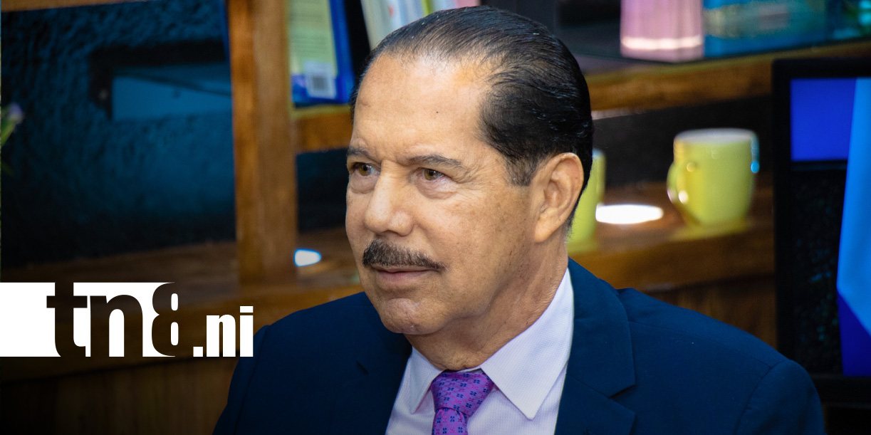 Foto: Oscar Mojica, ministro del MTI, en Estudio TN8 sobre avances de nuevas carreteras en Nicaragua