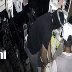 Delincuentes roban celulares en segundos en un negocio de Chinandega (VIDEO)