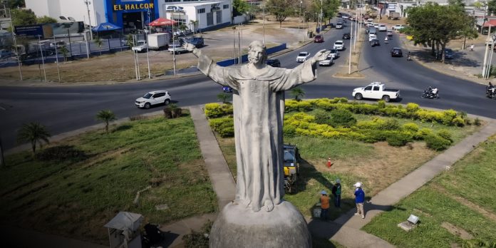 Foto: Restauración del Cristo Rey, escultura de la Rotonda Santo Domingo, Managua / TN8 Foto: Restauración del Cristo Rey, escultura de la Rotonda Santo Domingo, Managua / TN8
