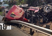 Martes negro en Carretera Sur: Rastra aparentemente sin frenos provoca brutal accidente Foto: Accidente con rastra en Carretera Sur, Managua / TN8