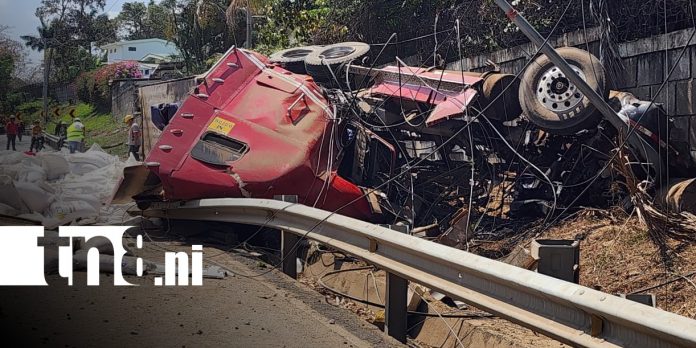 Foto: Accidente con rastra en Carretera Sur, Managua / TN8 Foto: Accidente con rastra en Carretera Sur, Managua / TN8
