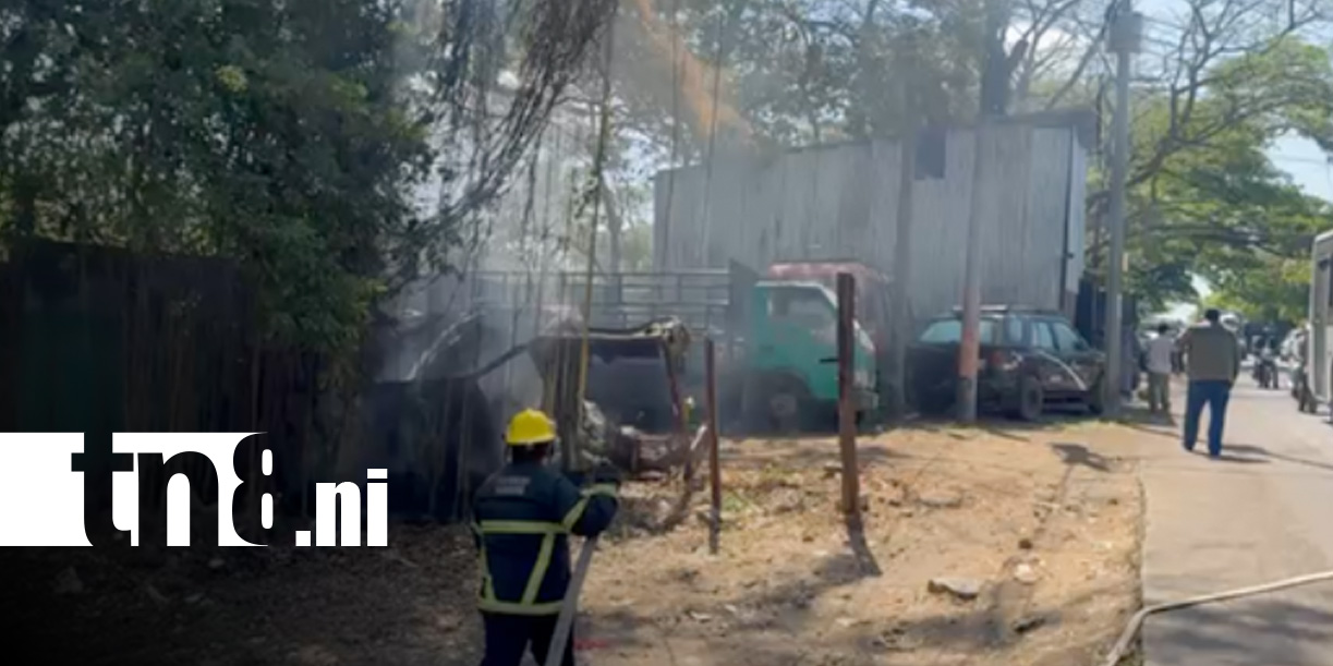 Foto: Incendio en carrocería frente al estadio de Chinandega / TN8