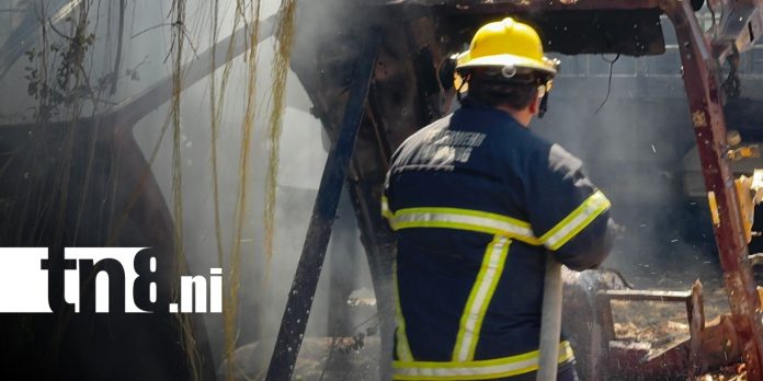 Foto: Incendio en carrocería frente al estadio de Chinandega / TN8